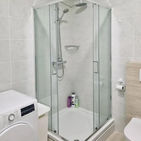 Modern 1br With Workspace, Ideal For Long
