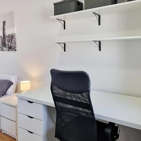 Modern 1br With Workspace, Ideal For Long Apartment