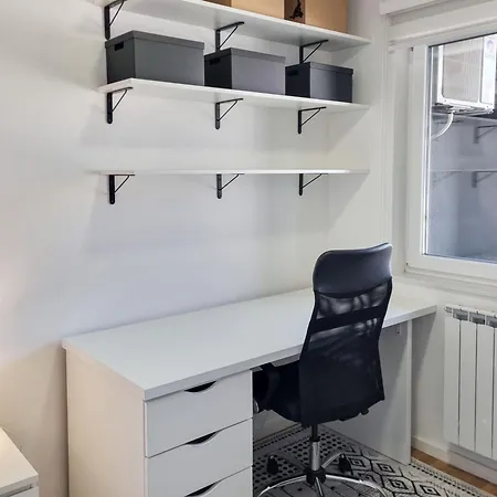 Modern 1br With Workspace, Ideal For Long